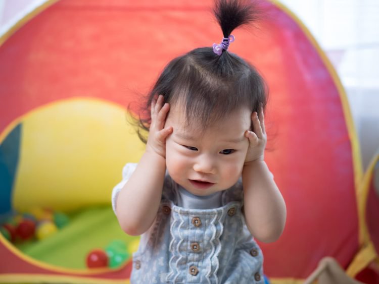Triệu chứng đau tai,đau đầu hoặc giảm thính lực tạm thời thường xảy ra ở trẻ lớn
