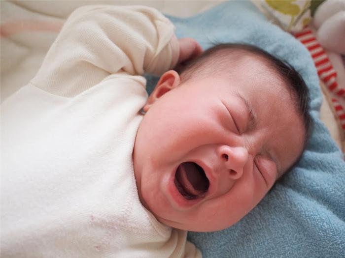 Thời tiết thay đổi khiến bé viêm họng, quấy khóc