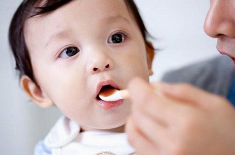 Khi bé biếng ăn, mẹ thường tự ý mua men tiêu hóa hoặc men vi sinh về cho con sử dụng mà không lường trước được hậu quả