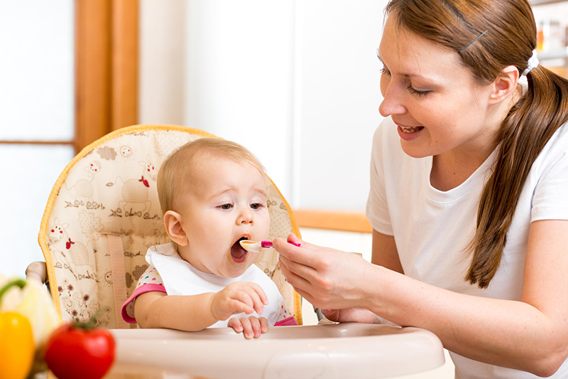 Nên cho trẻ ăn thức ăn lỏng, dễ tiêu hóa khi bị tiêu chảy