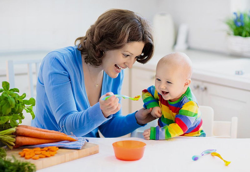 Mẹ nên dỗ dành bé để bé ăn nhiều, cung cấp đủ năng lượng để chống lại tác nhân gây bệnh