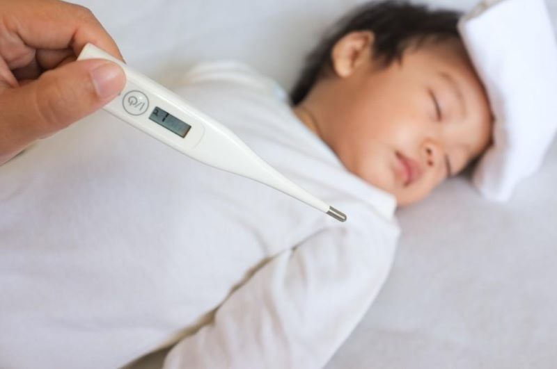 Giai đoạn ủ bệnh tay chân miệng, trẻ sốt nhẹ và thoáng qua